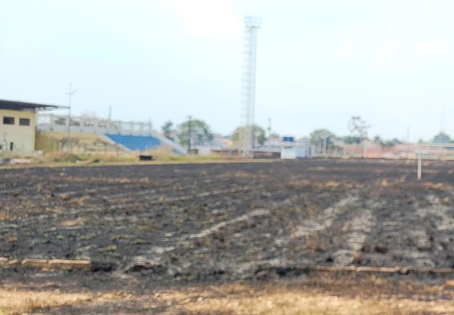 DESTRUIÇÃO: Campo do Estádio João Saldanha é devastado por queimada